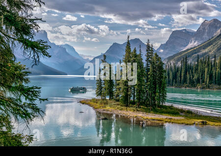 Famosa in tutto il mondo Spirit Island si trova sul Lago Maligne nel Parco Nazionale di Jasper, Alberta Canada. Foto Stock