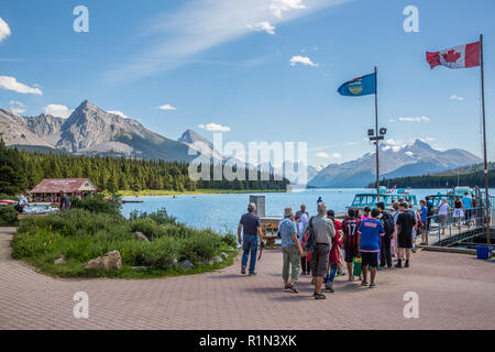 Le persone che si preparano a bordo delle imbarcazioni turistiche per Spirit Island sul Lago Maligne nel Parco Nazionale di Jasper, Alberta Canada Foto Stock