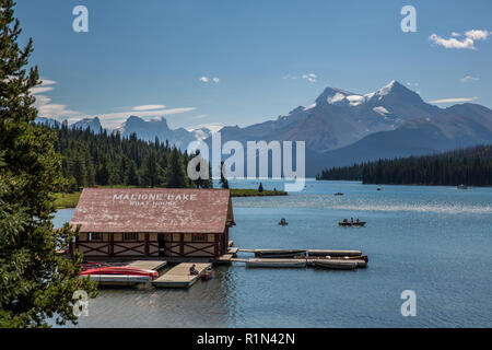 Il Lago Maligne boathouse sul Lago Maligne nel Parco Nazionale di Jasper, Alberta Canada Foto Stock