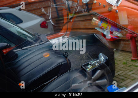 Vista interna con accessori in pelle. Fiat 500 ultimo secolo auto d'epoca. 1950  1960 1970 1980 1990 Toscana Italia Europa Foto stock - Alamy