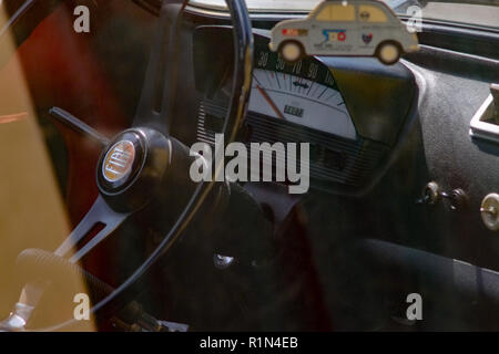Vista interna con accessori in pelle. Fiat 500 ultimo secolo auto d'epoca. 1950 1960 1970 1980 1990 Toscana Italia Europa Foto Stock
