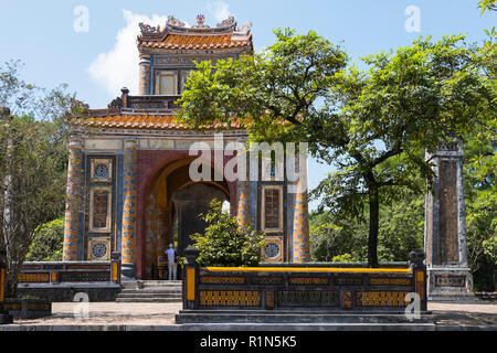 Stele Pavilion Mausoleo di Imperatore Tu Doc della dinastia Nguyen città imperiale di Hue Vietnam del Nord Asia costruito 1854 - 1867 Foto Stock