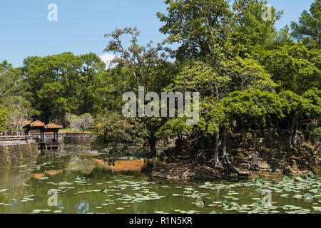 Luu Khiem fiore di loto lago con Tinh Kheim una piccola isola dove Tu Duc utilizzato per cacciare selvaggina piccola aross l acqua è Xung Khiem tinta Padiglione Nord Viet Foto Stock