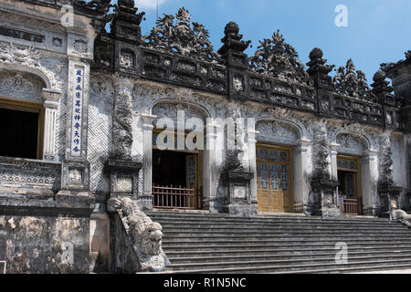 Tomba di Khai Dịnh ufficialmente Ung Mausoleo situato in Chau Chu montagna vicino a Hue Vietnam Asia costruito per Khai Dinh dodicesimo imperatore della dinastia Nguyen Foto Stock