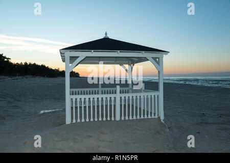 Gazebo in legno su una spiaggia, Łeba, Polonia Foto Stock