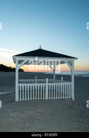 Gazebo in legno su una spiaggia, Łeba, Polonia Foto Stock