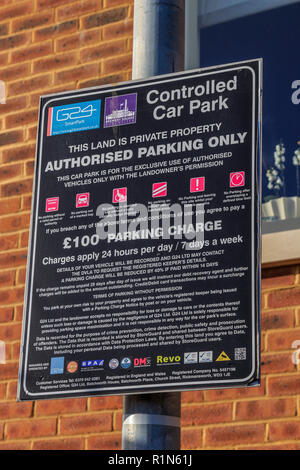 Controllato il parcheggio auto regolamenti segno con belle tasse,dorchester brewery square sito riqualificazione , dorchester County town, Dorset, England, Regno Unito Foto Stock