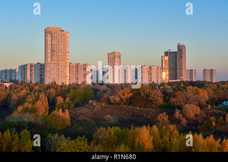 Vista del Krylatskiye Kholmy davanti al quartiere Krylatskoye. Foto Stock