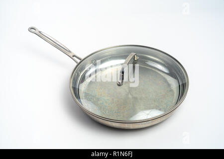 Metallo grande padella, isolato in acciaio con maniglia e coperchio in vetro Foto Stock