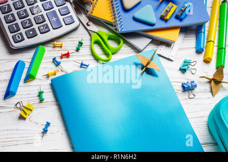 Su un tavolo bianco è un notebook. Si torna a scuola lo sfondo Foto Stock