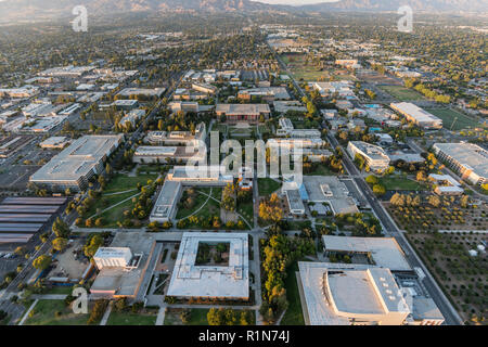 Los Angeles, California, Stati Uniti d'America - 21 Ottobre 2018: nel tardo pomeriggio vista aerea della California State University Northridge campus strutture in San Fe Foto Stock