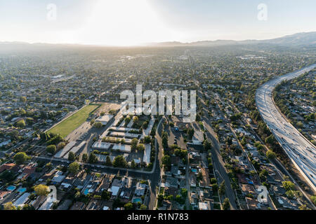 Vista aerea di strade, case e scuola in Granada Hills e San Fernando Valley zone di Los Angeles, California. Foto Stock