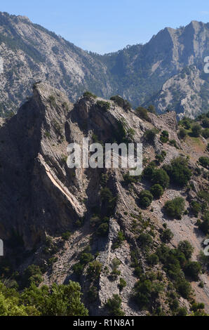 Impressionanti formazioni geomorfologia di Els porte del Parco Naturale, un calcare massiccio montuoso al confine tra Aragona e Catalogna Foto Stock