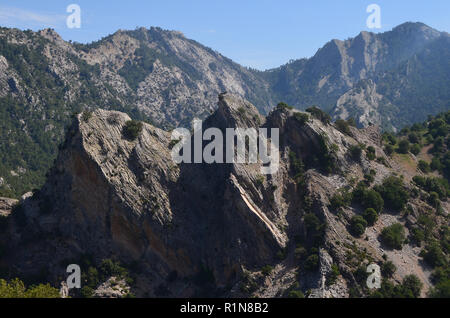 Impressionanti formazioni geomorfologia di Els porte del Parco Naturale, un calcare massiccio montuoso al confine tra Aragona e Catalogna Foto Stock