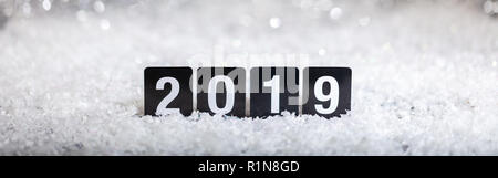 2019, anno nuovo sulla neve, abstract bokeh sfondo luci, banner Foto Stock