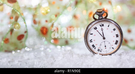 Il veglione di Capodanno il conto alla rovescia. Minuti a mezzanotte su un vecchio orologio, bokeh sfondo, spazio di copia Foto Stock
