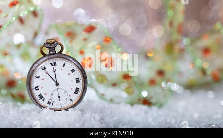 Il veglione di Capodanno il conto alla rovescia. Minuti a mezzanotte su un vecchio orologio, bokeh sfondo, spazio di copia Foto Stock