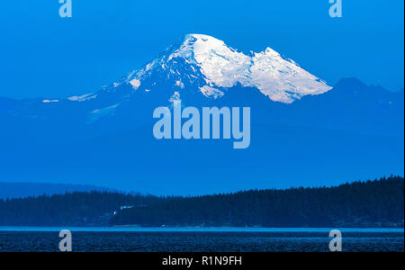 Settembre 2018: Nevato Mt. Baker come visto dal Shoal Ansa, Lopez Island, Washington, USA.caduta delle foglie, colori intensi e vibranti, montagne rocciose, Foto Stock