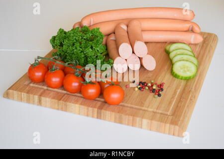 Salsicce di Vienna ("Wiener Würstchen' o 'Frankfurter Würst') su ceramica piastra rustico. Wiener Würstchen oder 'Frankfurter' auf rustikaler Keramikteller Foto Stock