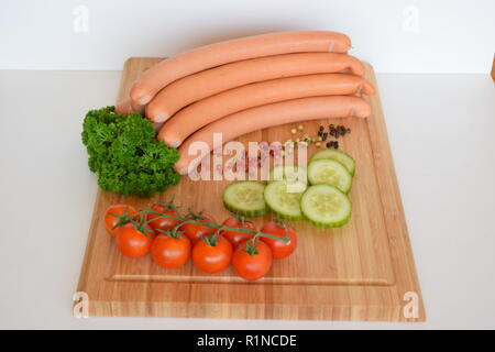 Salsicce di Vienna ("Wiener Würstchen' o 'Frankfurter Würst') su ceramica piastra rustico. Wiener Würstchen oder 'Frankfurter' auf rustikaler Keramikteller Foto Stock