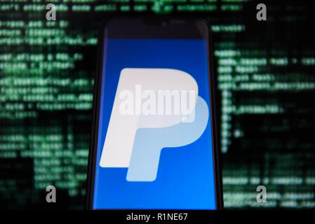 Il logo di Paypal è visibile su un telefono cellulare Android. Foto Stock