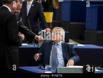 Il presidente della Commissione Europea Jean Claude Juncker visto durante il dibattito circa il futuro dell'Europa con i membri del Parlamento europeo a Strasburgo, Francia orientale. Foto Stock