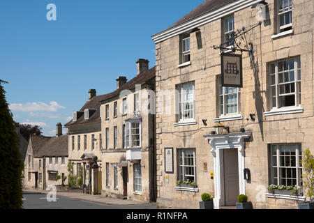 Painswick, Gloucestershire, Regno Unito - 15 Maggio 2014: pittoresche Cotswold case di pietra sulla strada principale attraverso Painswick, Gloucestershire, Regno Unito Foto Stock