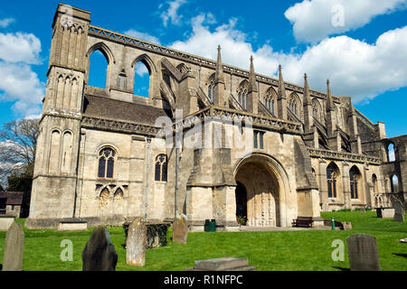 Il pittoresco Malmesbury Abbey nel sole primaverile, Wiltshire, Regno Unito Foto Stock