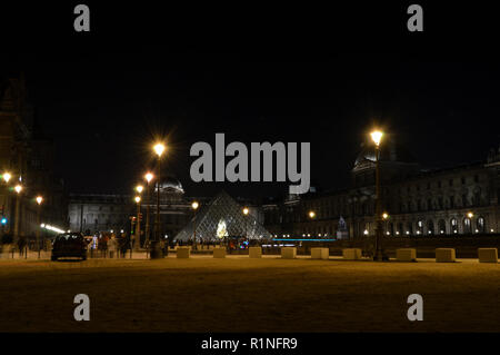 La piramide del Louvre di notte Foto Stock