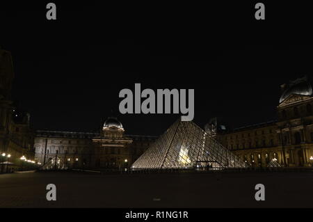 La piramide del Louvre di notte Foto Stock