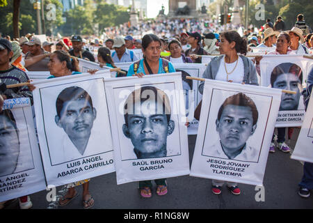 I genitori di mancare gli studenti portano a marzo a Città del Messico durante la "Giornata di azione globale per Ayotzinapa' Mercoledì, Ottobre 23, 2014. Il mese di marzo si è tenuta ad esigere risposte in seguito all' uccisione di tre studenti e la scomparsa di 43 più nella città di Ayotzinapa, Guerrero, che è a sud ovest di Città del Messico. Gli studenti sono stati assenti dal 26 settembre 2014 e il sindaco locale e sua moglie sono accusati di ordinare i rapimenti e uccisioni. La polizia locale è anche accusato di lavorare con i Guerreros Unidos cartello in crimini. Dal 26 settembre molte tombe di massa Foto Stock