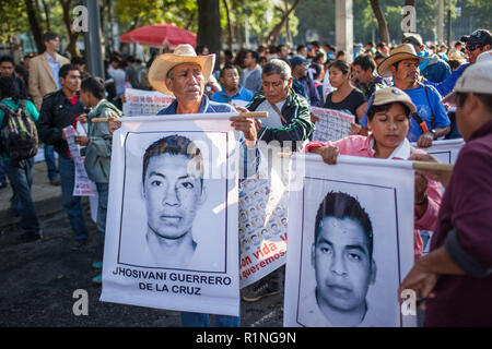 I genitori di mancare gli studenti portano a marzo a Città del Messico durante la "Giornata di azione globale per Ayotzinapa' Mercoledì, Ottobre 23, 2014. Il mese di marzo si è tenuta ad esigere risposte in seguito all' uccisione di tre studenti e la scomparsa di 43 più nella città di Ayotzinapa, Guerrero, che è a sud ovest di Città del Messico. Gli studenti sono stati assenti dal 26 settembre 2014 e il sindaco locale e sua moglie sono accusati di ordinare i rapimenti e uccisioni. La polizia locale è anche accusato di lavorare con i Guerreros Unidos cartello in crimini. Dal 26 settembre molte tombe di massa Foto Stock