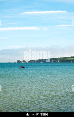 Studland, Dorset, Regno Unito - 8 Luglio 2016: sole estivo porta i visitatori a godere del tempo libero attività intorno al ben noto Studland Bay Beach. Studland sull'Isola di Purbeck nel Dorset è famosa per le sue spiagge e per la sua natura di riserva. Foto Stock