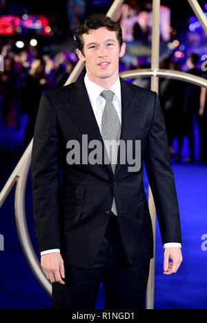 Callum Turner frequentando il fantastico bestie: i crimini di Grindelwald UK Premiere detenute a Leicester Square, Londra. Foto Stock