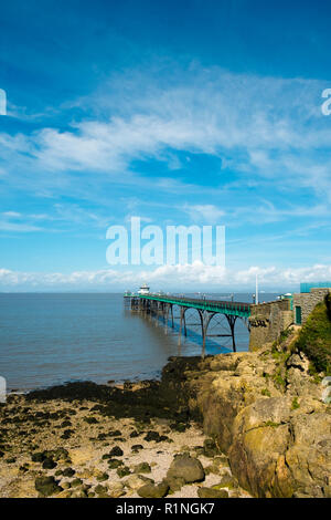 Clevedon, Somerset, Regno Unito - 11 Settembre 2016: tarda estate sole porta i visitatori al centro storico molo vittoriano di Clevedon sul Canale di Bristol, Somerset, Regno Unito. Il molo inaugurato nel 1869 ed è stato un punto di imbarco per il battello a vapore escursioni. Foto Stock