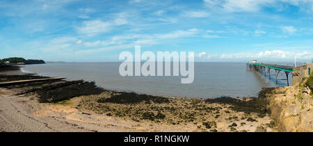 Clevedon, Somerset, Regno Unito - 11 Settembre 2016: tarda estate sole porta i visitatori a una spiaggia rocciosa e dal lungomare di Clevedon sul Canale di Bristol, Somerset, Regno Unito. Clevedon in epoca vittoriana è stata una popolare località balneare. Foto Stock