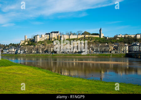 Bella mattina di primavera sole in Chinon cittadina e chateau sulla collina sopra dalle rive del fiume Vienne, Indre-et-Loire, Francia Foto Stock