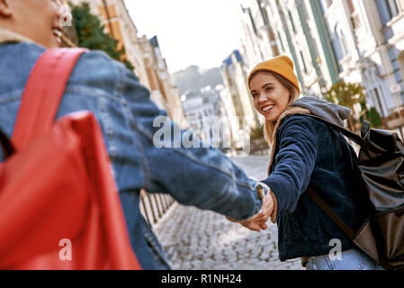 Traveler giovane blogger in amore sono godendo di vista della vecchia città. Vista posteriore Foto Stock