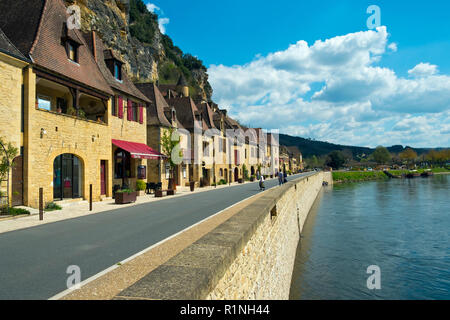 La Roque-Gageac, Francia - 3 Aprile 2017: Il villaggio di honeypot di La Roque-Gageac è costruito sotto le rocce accanto al fiume Dordogne in Dordogne, Nouvelle Aquitaine, Francia. È un membro del Les Plus Beaux Villages de France ("i più bei villaggi di Francia ") l'associazione. Foto Stock