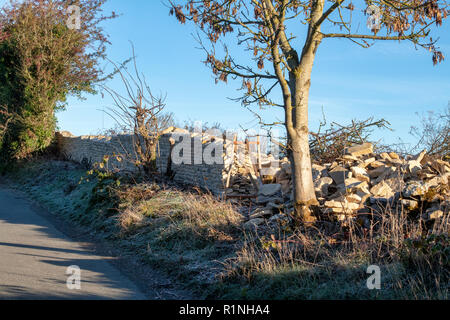 Asciugare la parete in pietra costruito nella campagna di Cotswold. Vicino a Stow on the Wold, Cotswolds, Gloucestershire, Inghilterra Foto Stock