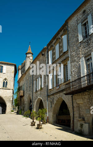 Monflanquin, Francia - 6 Aprile 2017: un pittoresco angolo dell'idilliaca piazza centrale in Monflanquin Lot-et-Garonne, Francia. Monflanquin è un membro dei più bei villaggi di Francia (Les Plus Beaux Villages de France) associazione ed è pensato per essere uno dei più storicamente intatto esempi di una bastide medievale città. Foto Stock