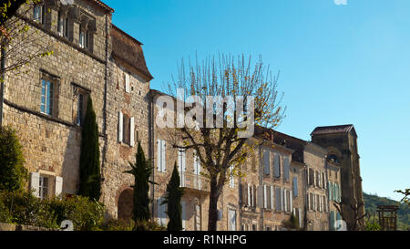 Pittoresca architettura a penne d'Agenais, Lot-et-Garonne, Francia. Questo idilliaco villaggio sulla collina ha ampie vedute del fiume Lot e della campagna circostante. Foto Stock