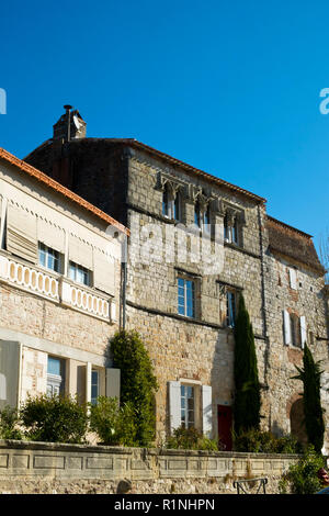 Pittoresca architettura a penne d'Agenais, Lot-et-Garonne, Francia. Questo idilliaco villaggio sulla collina ha ampie vedute del fiume Lot e della campagna circostante. Foto Stock