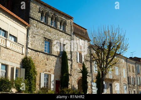 Pittoresca architettura a penne d'Agenais, Lot-et-Garonne, Francia. Questo idilliaco villaggio sulla collina ha ampie vedute del fiume Lot e della campagna circostante. Foto Stock