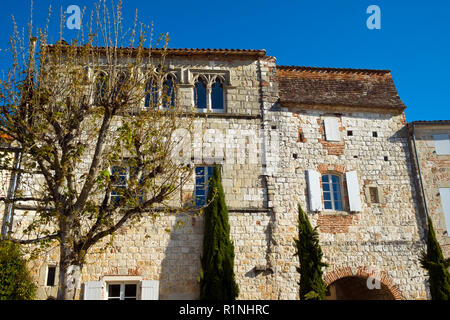 Pittoresca architettura a penne d'Agenais, Lot-et-Garonne, Francia. Questo idilliaco villaggio sulla collina ha ampie vedute del fiume Lot e della campagna circostante. Foto Stock