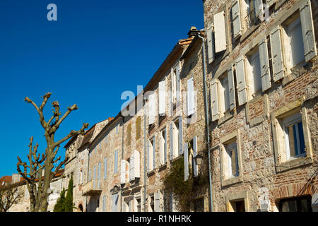 Pittoresca architettura a penne d'Agenais, Lot-et-Garonne, Francia. Questo idilliaco villaggio sulla collina ha ampie vedute del fiume Lot e della campagna circostante. Foto Stock