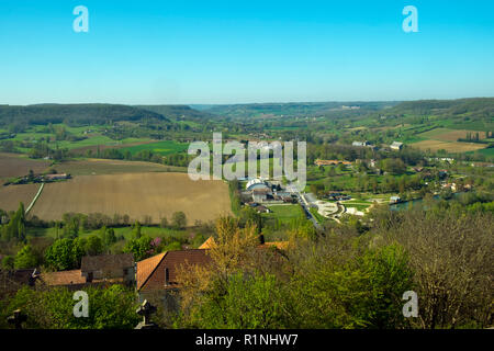 Vista dalla cima della collina la chiesa di Notre Dame de Peyragude a penne d'Agenais, Lot-et-Garonne, Francia. Questo idilliaco villaggio sulla collina ha ampie vedute del fiume Lot e della campagna circostante. Foto Stock