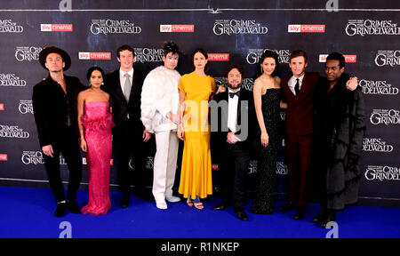 Jude Law (da sinistra a destra), Zoe Kravitz, Callum Turner, Ezra Miller, Katherine Waterston, Dan Fogler, Claudia Kim, Eddie Redmayne e William Nadylam frequentando il fantastico bestie: i crimini di Grindelwald UK Premiere detenute a Leicester Square, Londra. Foto Stock