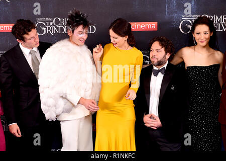 Callum Turner (da sinistra a destra), Ezra Miller, Katherine Waterston, Dan Fogler e Claudia Kim frequentando il fantastico bestie: i crimini di Grindelwald UK Premiere detenute a Leicester Square, Londra. Foto Stock