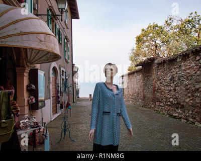 Una bambola sulla strada di Torri del Benaco, Italia Foto Stock